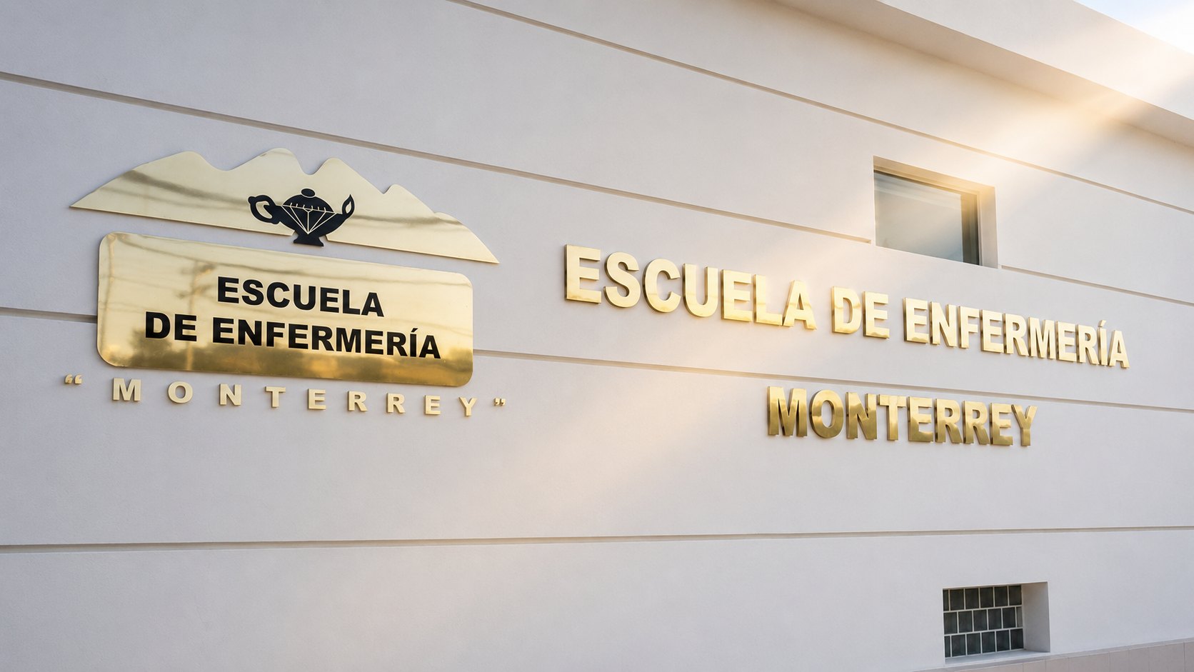 Fachada de la Escuela de Enfermería Monterrey con su logotipo y su nombre en letras doradas