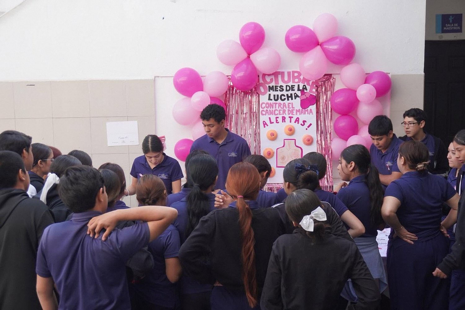 Alumnos de Enfermería en la campaña del mes de la lucha contra el cáncer de mama