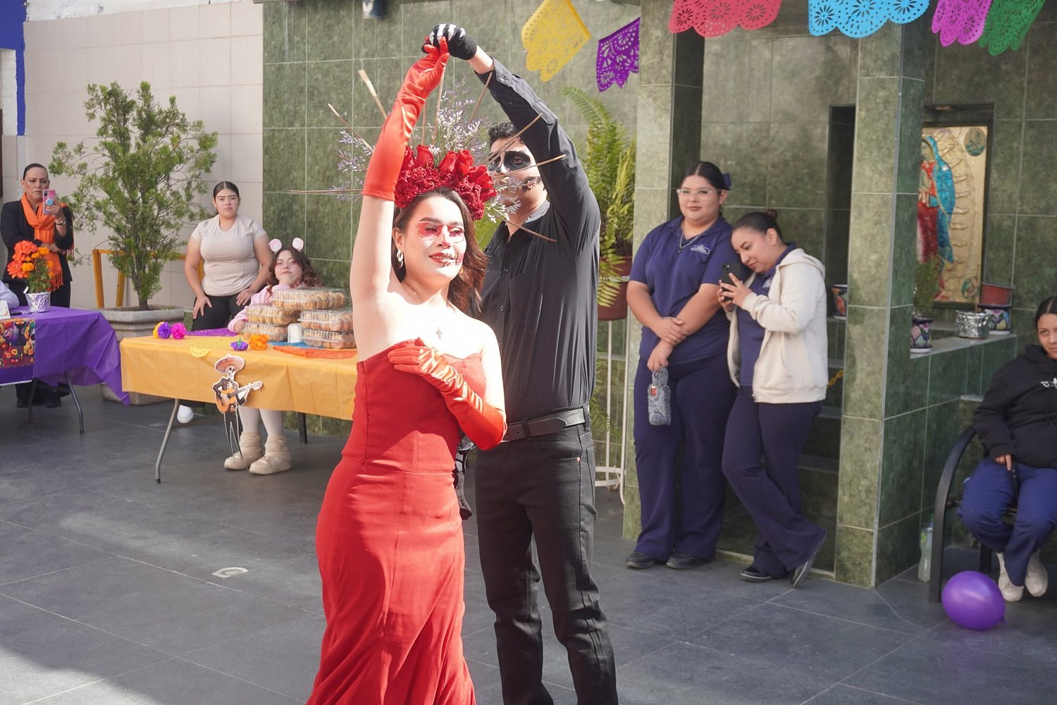 Pareja de alumnos baila durante la celebración de Día de Muertos en la escuela