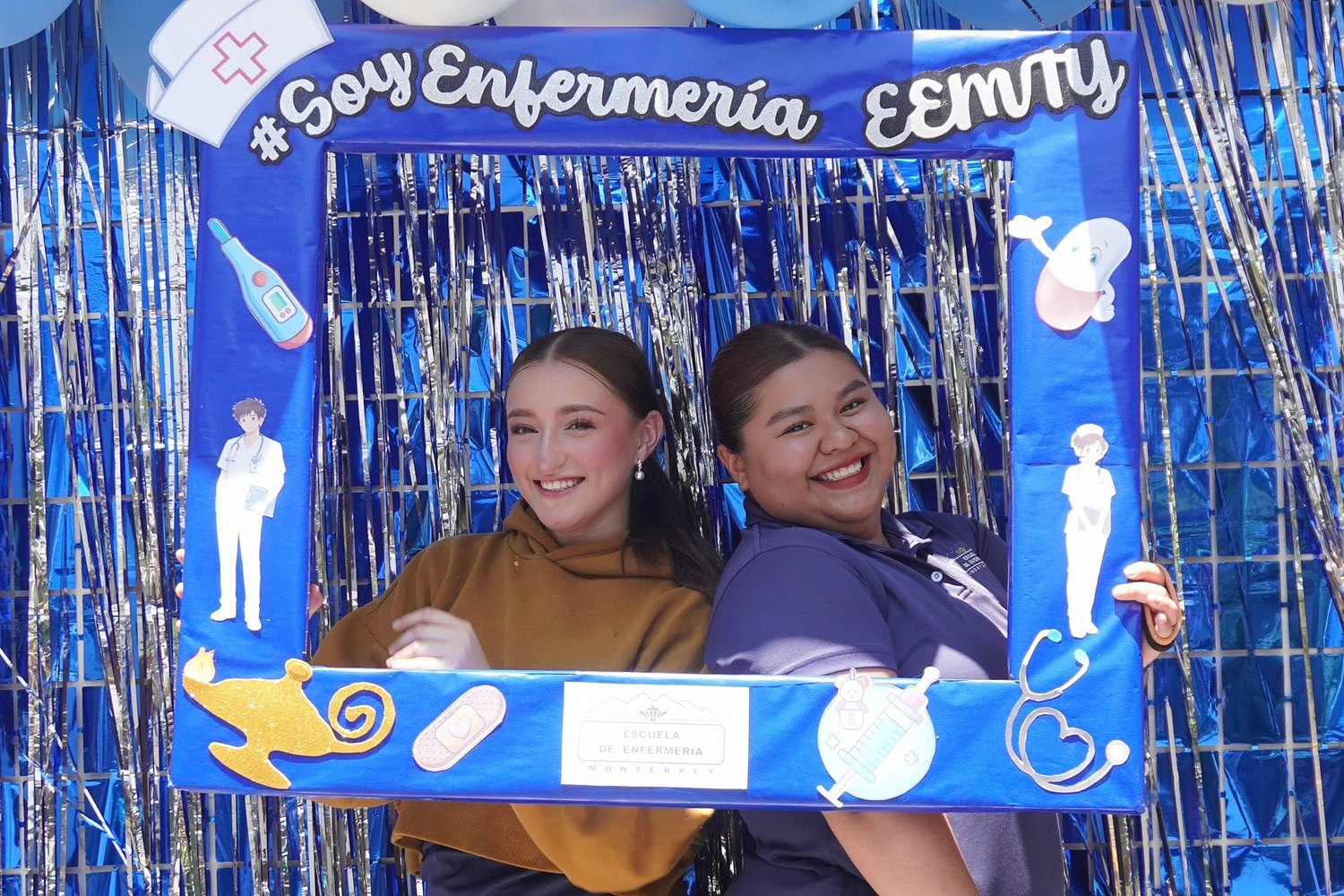 Dos compañeras posan en el marco #SoyEnfermería EEMTY