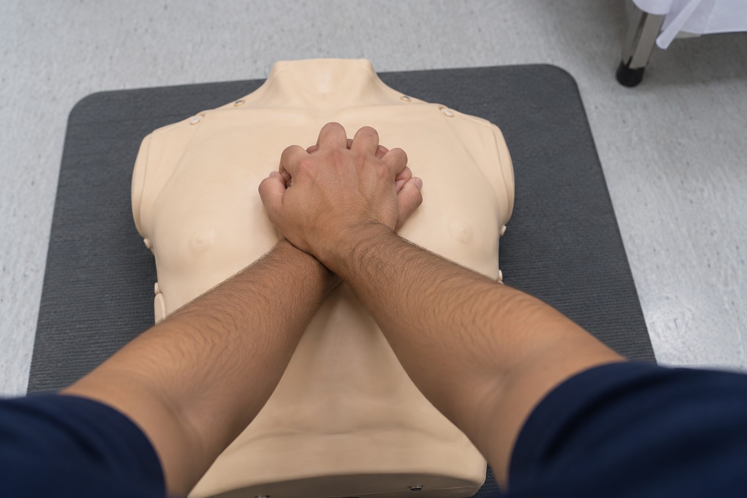 Estudiante de Enfermería en el laboratorio de simulación realiza compresiones de RCP sobre un maniquí